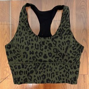 Long sports bra, it’s either a small or XS but no tag on inside